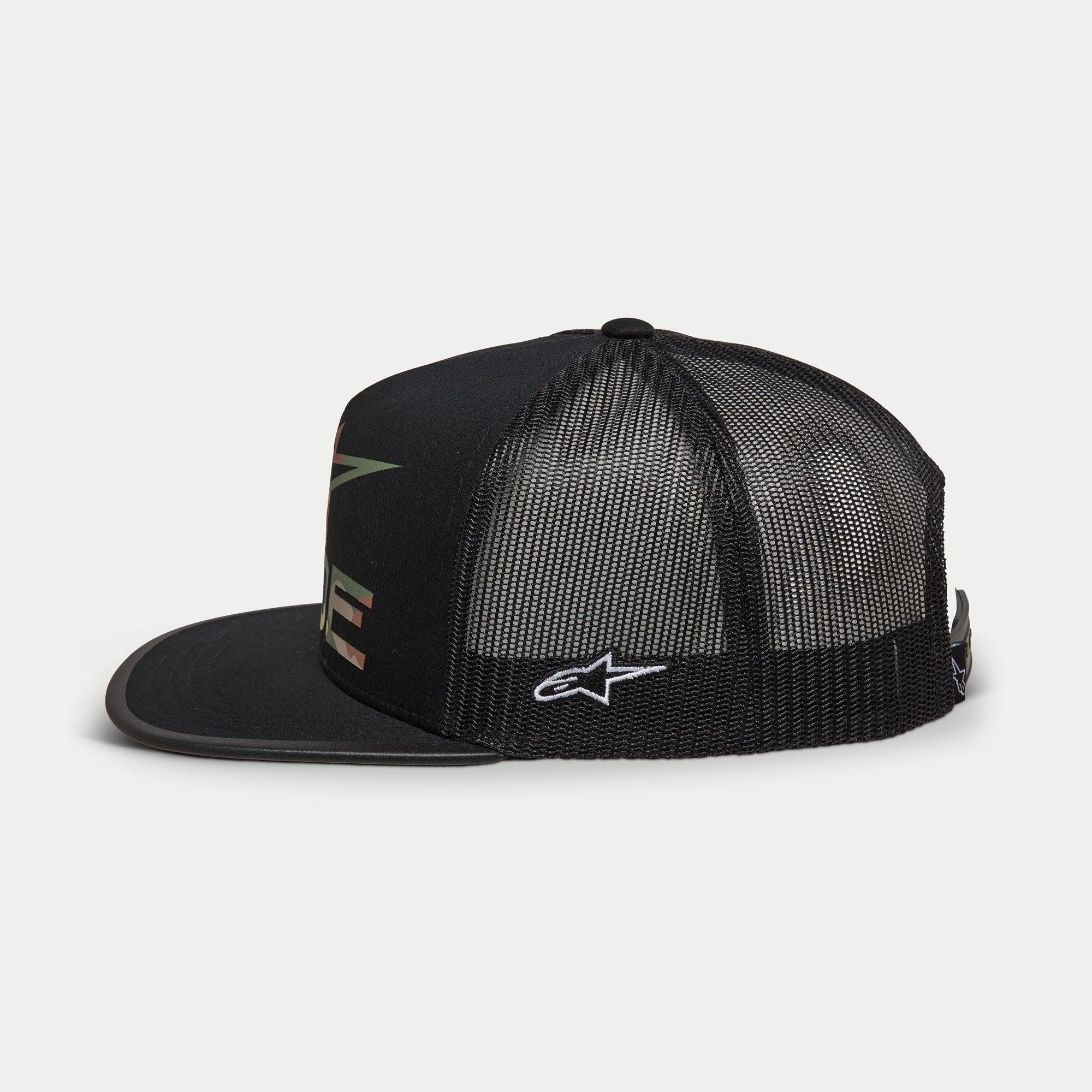 Casquette Trucker Alpinestars Ride 4.0 Camo, noire, vue de profil, avec face en sergé et arrière en maille polyester, logo blanc brodé sur le côté, visière plate avec bordure à imprimé camouflage, couvre-chef décontracté d'inspiration sport automobile