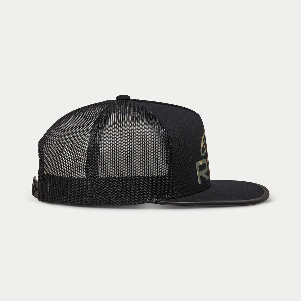Alpinestars Ride 4.0 Camo Trucker Hat, noir, vue de profil avec arrière en maille respirante et visière plate, devant en sergé avec impression du logo camouflage, fermeture ajustable snapback, couvre-chef décontracté de style motorsport