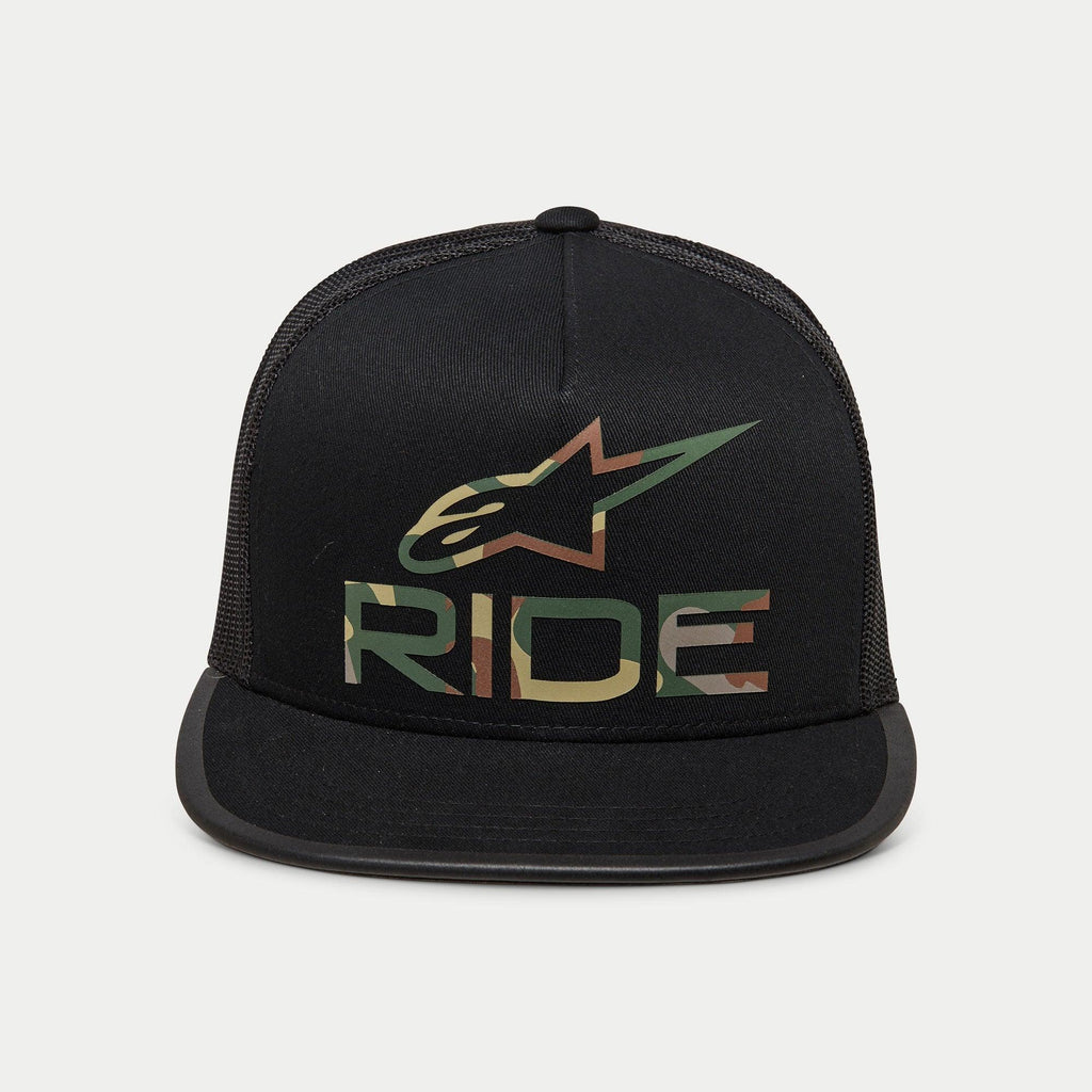 Casquette Trucker Alpinestars Ride 4.0 Camo, casquette snapback noire de style trucker, avec logo à motif camouflage et inscription « RIDE » sur une couronne structurée, visière plate, arrière en maille noire respirante, design décontracté inspiré du sport automobile