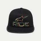 Casquette Trucker Alpinestars Ride 4.0 Camo, casquette snapback noire de style trucker, avec logo à motif camouflage et inscription « RIDE » sur une couronne structurée, visière plate, arrière en maille noire respirante, design décontracté inspiré du sport automobile