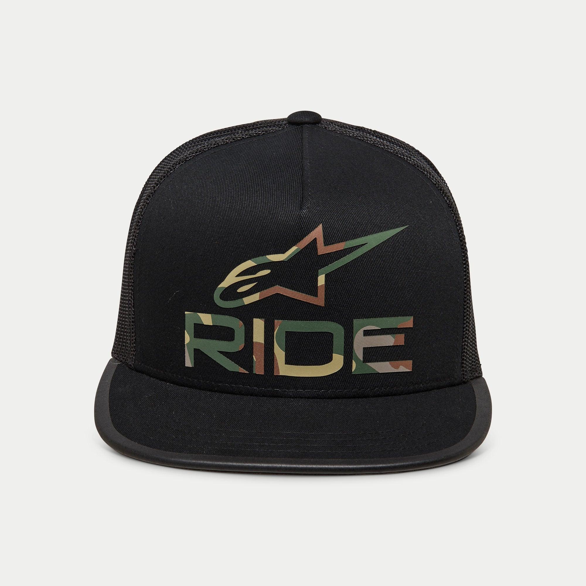 Casquette Trucker Alpinestars Ride 4.0 Camo, casquette snapback noire de style trucker, avec logo à motif camouflage et inscription « RIDE » sur une couronne structurée, visière plate, arrière en maille noire respirante, design décontracté inspiré du sport automobile