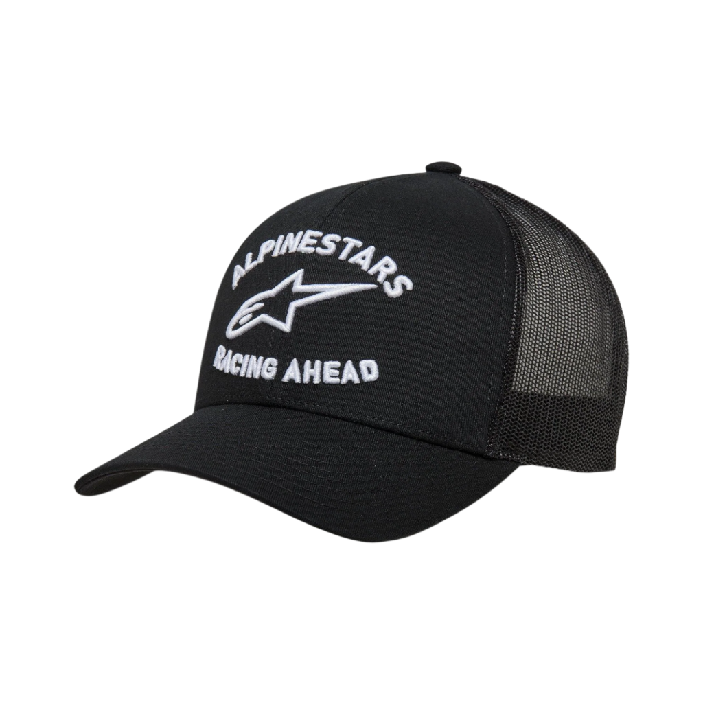 Alpinestars Triple Trucker Hat, casquette trucker noire avec visière courbée et arrière en maille, broderie blanche en relief 3D arborant 'Alpinestars Racing Ahead' et le logo, couvre-chef décontracté inspiré du sport automobile