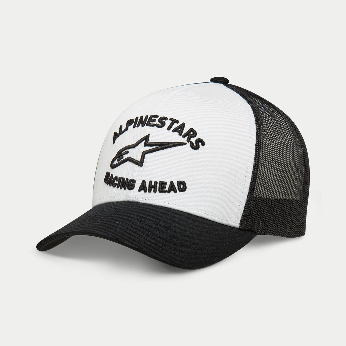 Casquette Alpinestars Triple Trucker, casquette trucker décontractée, blanc et noir, broderie noire en relief 3D avec logo étoile et texte « Racing Ahead », visière courbée avec arrière en maille, sportswear streetwear