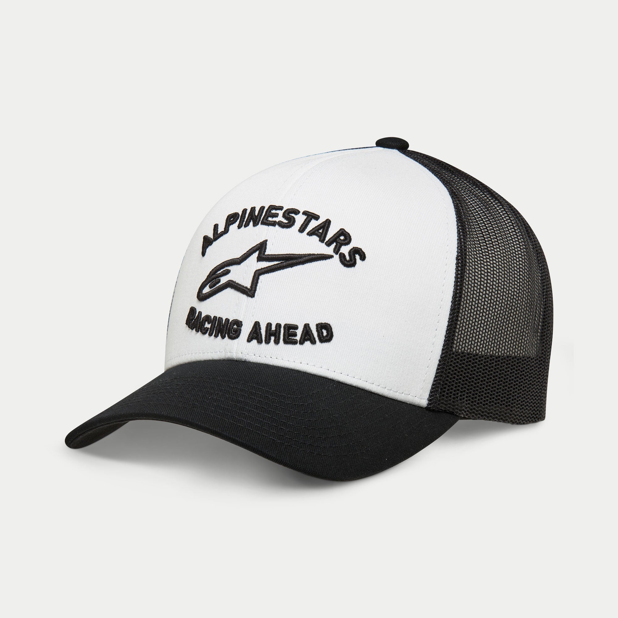 Casquette Alpinestars Triple Trucker, casquette trucker décontractée, blanc et noir, broderie noire en relief 3D avec logo étoile et texte « Racing Ahead », visière courbée avec arrière en maille, sportswear streetwear