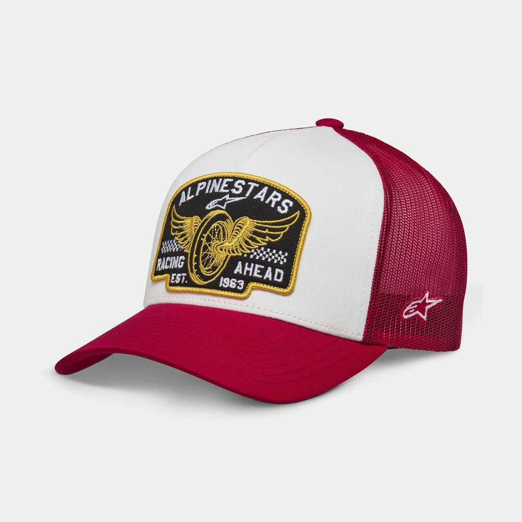 Casquette Trucker Alpinestars Heritage Patch, blanc et rouge, panneau avant blanc structuré avec grand écusson brodé Alpinestars Racing Ahead, visière courbée rouge et arrière en maille, logo étoile latéral, accessoire lifestyle décontracté