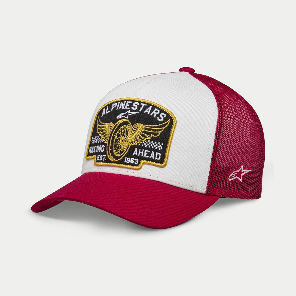 Casquette Trucker Alpinestars Heritage Patch, blanc et rouge, panneau avant blanc structuré avec grand écusson brodé Alpinestars Racing Ahead, visière courbée rouge et arrière en maille, logo étoile latéral, accessoire lifestyle décontracté