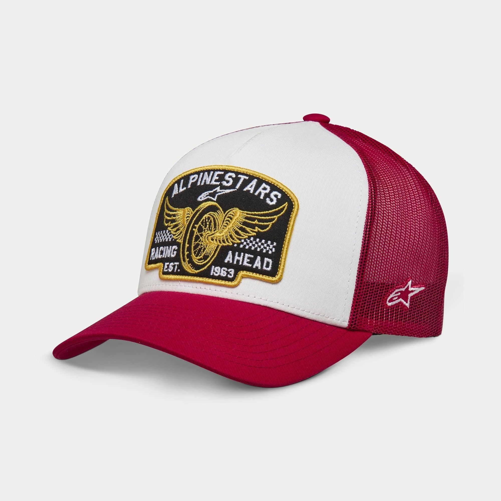 Casquette Trucker Alpinestars Heritage Patch, blanc et rouge, panneau avant blanc structuré avec grand écusson brodé Alpinestars Racing Ahead, visière courbée rouge et arrière en maille, logo étoile latéral, accessoire lifestyle décontracté
