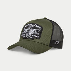 Casquette Trucker Alpinestars Heritage Patch, noir militaire et vert olive, visière incurvée avec couronne structurée, grand écusson brodé à l'avant avec motif de roue de moto vintage et inscription « Racing Ahead », dos en maille noire avec logo Ageless blanc sur le côté.