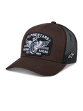 Casquette Trucker Alpinestars Heritage Patch, marron et noir, dotée d'un grand patch frontal avec broderie de roue ailée et texte 'RACING AHEAD EST. 1963', dos en mesh noir respirant, visière courbée, logo étoile blanc sur le côté, couvre-chef décontracté inspiré du sport automobile