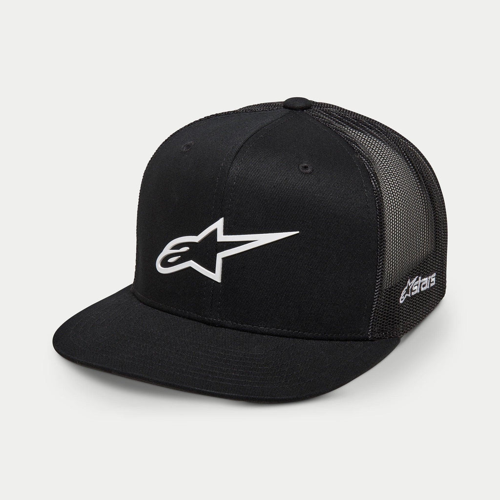 Alpinestars 3D Ageless Trucker Hat, noir et blanc, couronne structurée avec visière plate, arrière en maille poly, arborant un grand logo Ageless blanc brodé en 3D sur le devant et logo Astars sur le côté, casquette décontractée style motorsport lifestyle