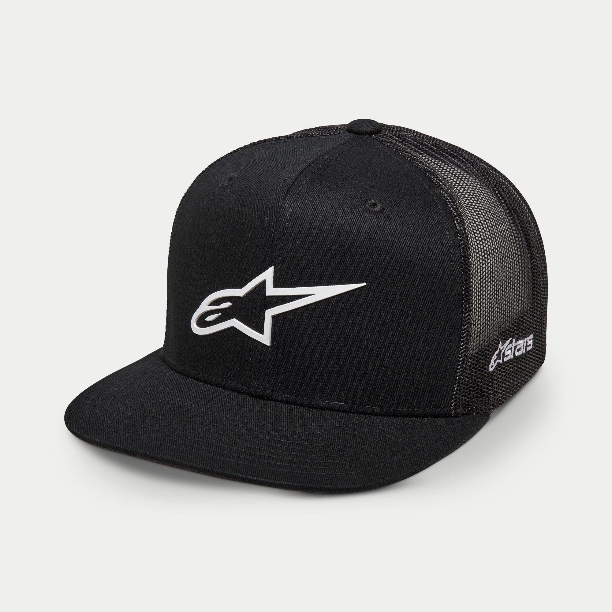 Alpinestars 3D Ageless Trucker Hat, noir et blanc, couronne structurée avec visière plate, arrière en maille poly, arborant un grand logo Ageless blanc brodé en 3D sur le devant et logo Astars sur le côté, casquette décontractée style motorsport lifestyle