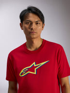 T-shirt Alpinestars Ageless Shadow CSF, t-shirt à manches courtes, rouge, logo en ombre jaune et bleu sur la poitrine, vêtement de sport décontracté