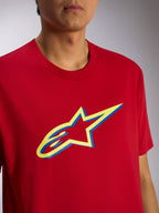 T-shirt Alpinestars Ageless Shadow CSF, t-shirt à manches courtes, graphique du logo Ageless Shadow rouge, jaune et bleu, vue rapprochée sur mannequin, streetwear décontracté de sport automobile