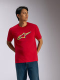 T-shirt Alpinestars Ageless Shadow CSF, t-shirt à manches courtes, rouge, logo avec ombre jaune et bleue sur la poitrine, streetwear décontracté de sport automobile porté avec un jean bleu