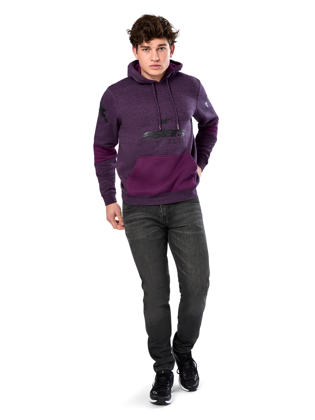 Sweat à capuche Alpinestars Perpetuate, style streetwear décontracté, molleton violet chiné avec empiècements en tissu violet foncé sur la poche kangourou et les manches, logo noir sur la poitrine, capuche à cordon de serrage, porté par un mannequin avec un jean gris foncé et des baskets noires