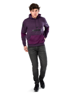Sweat à capuche Alpinestars Perpetuate, style streetwear décontracté, molleton violet chiné avec empiècements en tissu violet foncé sur la poche kangourou et les manches, logo noir sur la poitrine, capuche à cordon de serrage, porté par un mannequin avec un jean gris foncé et des baskets noires