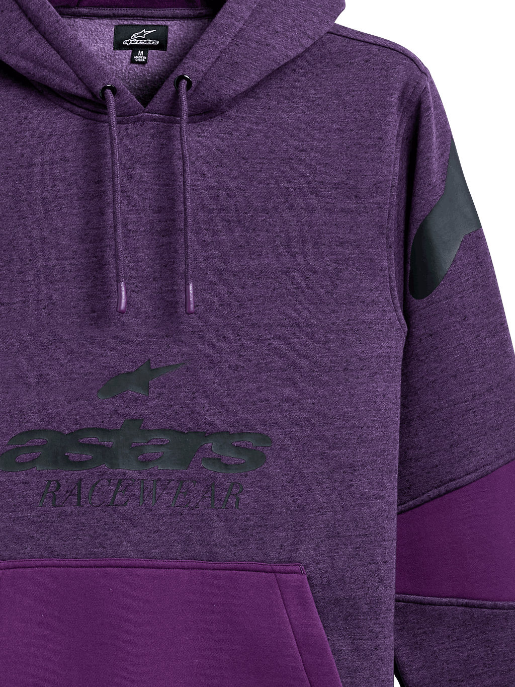 Alpinestars Perpetuate Hoodie, sweat à capuche violet chiné, graphisme astars RACEWEAR noir sur la poitrine, logo noir sur l'épaule, blocs de tissu avec empiècements violets unis, capuche à cordon de serrage avec embouts trempés, design décontracté inspiré du sport automobile