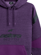 Alpinestars Perpetuate Hoodie, sweat à capuche violet chiné, graphisme astars RACEWEAR noir sur la poitrine, logo noir sur l'épaule, blocs de tissu avec empiècements violets unis, capuche à cordon de serrage avec embouts trempés, design décontracté inspiré du sport automobile