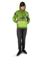 Sweat à capuche Perpetuate Alpinestars, molleton chiné vert lime avec poche kangourou et empiècements aux manches vert vif contrastants, graphisme 'astars' noir sur le devant, porté avec une casquette noire et un jean foncé, streetwear décontracté inspiré du sport automobile