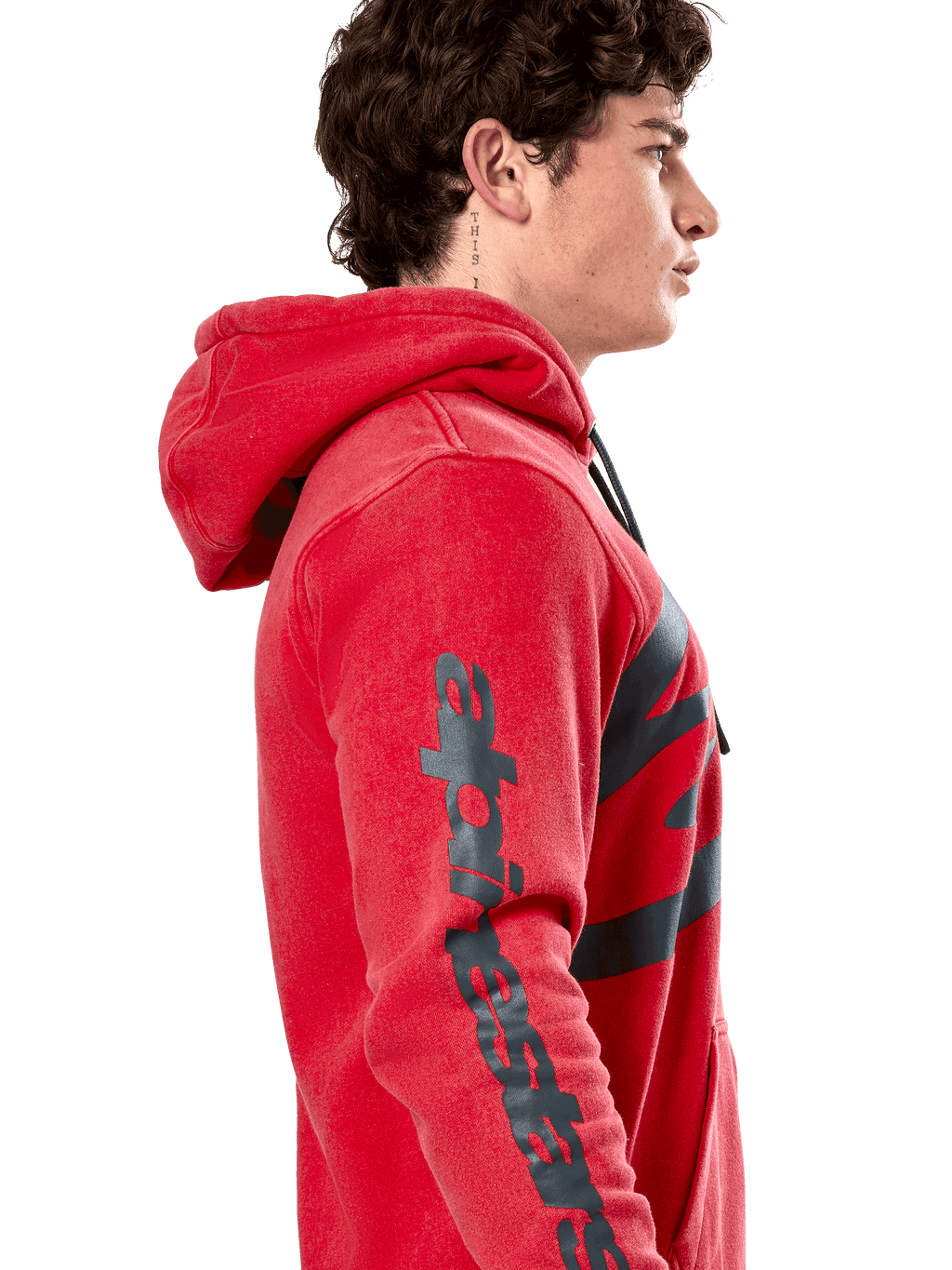 Sweat à capuche Alpinestars Unbound, hoodie en polaire rouge, profil montrant le lettrage Alpinestars gris foncé sur la manche, finition teinte en vêtement avec capuche à cordon de serrage, streetwear décontracté motorsport