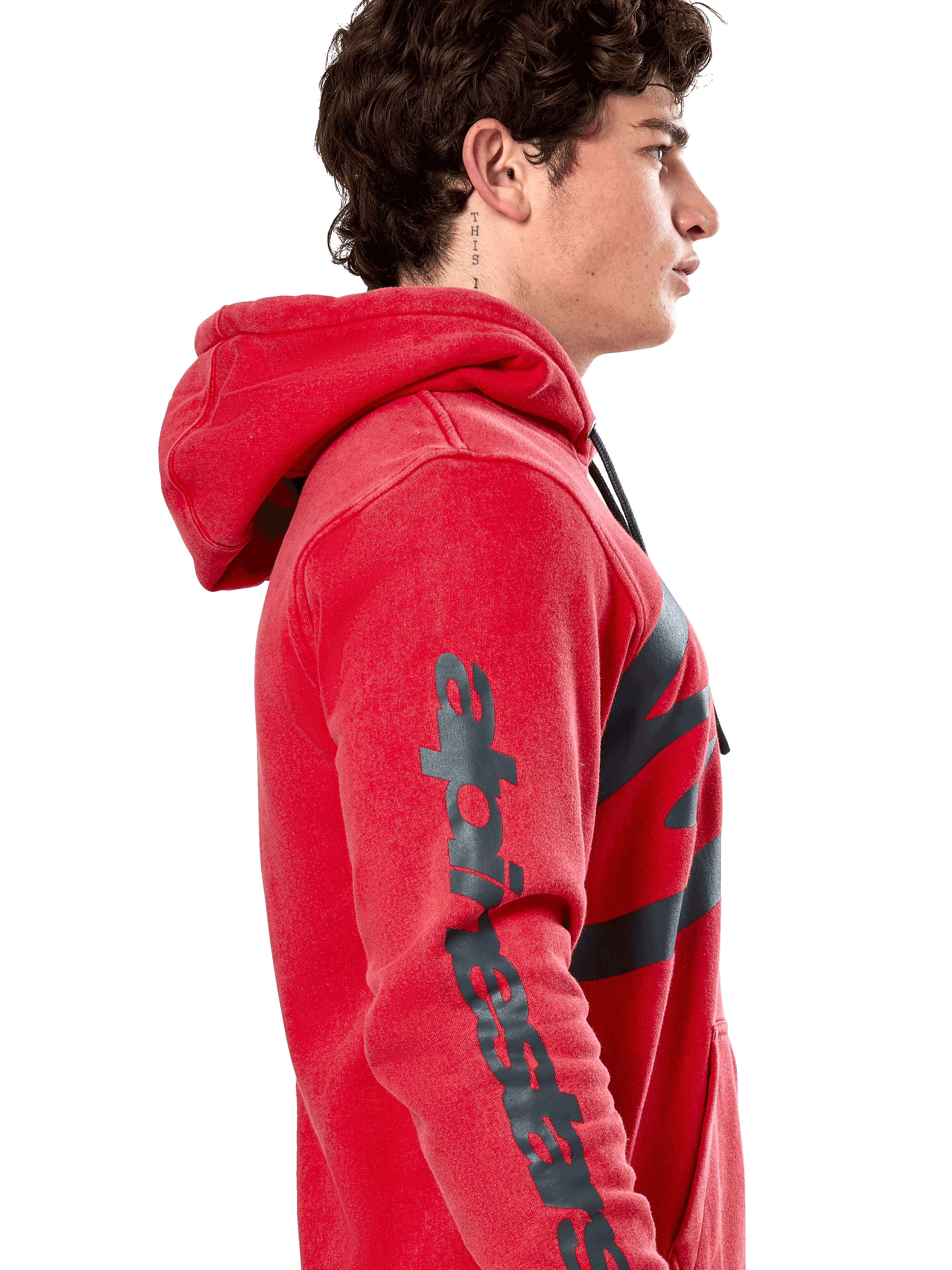 Sweat à capuche Alpinestars Unbound, hoodie en polaire rouge, profil montrant le lettrage Alpinestars gris foncé sur la manche, finition teinte en vêtement avec capuche à cordon de serrage, streetwear décontracté motorsport