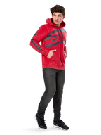 Sweat à capuche Alpinestars Unbound, polaire rouge teint en vêtement, très grand logo sombre sur la poitrine et marquage sur les manches, poche kangourou, capuche à cordon de serrage, porté par un mannequin avec un jean gris foncé et des baskets noires, streetwear décontracté inspiré du sport automobile