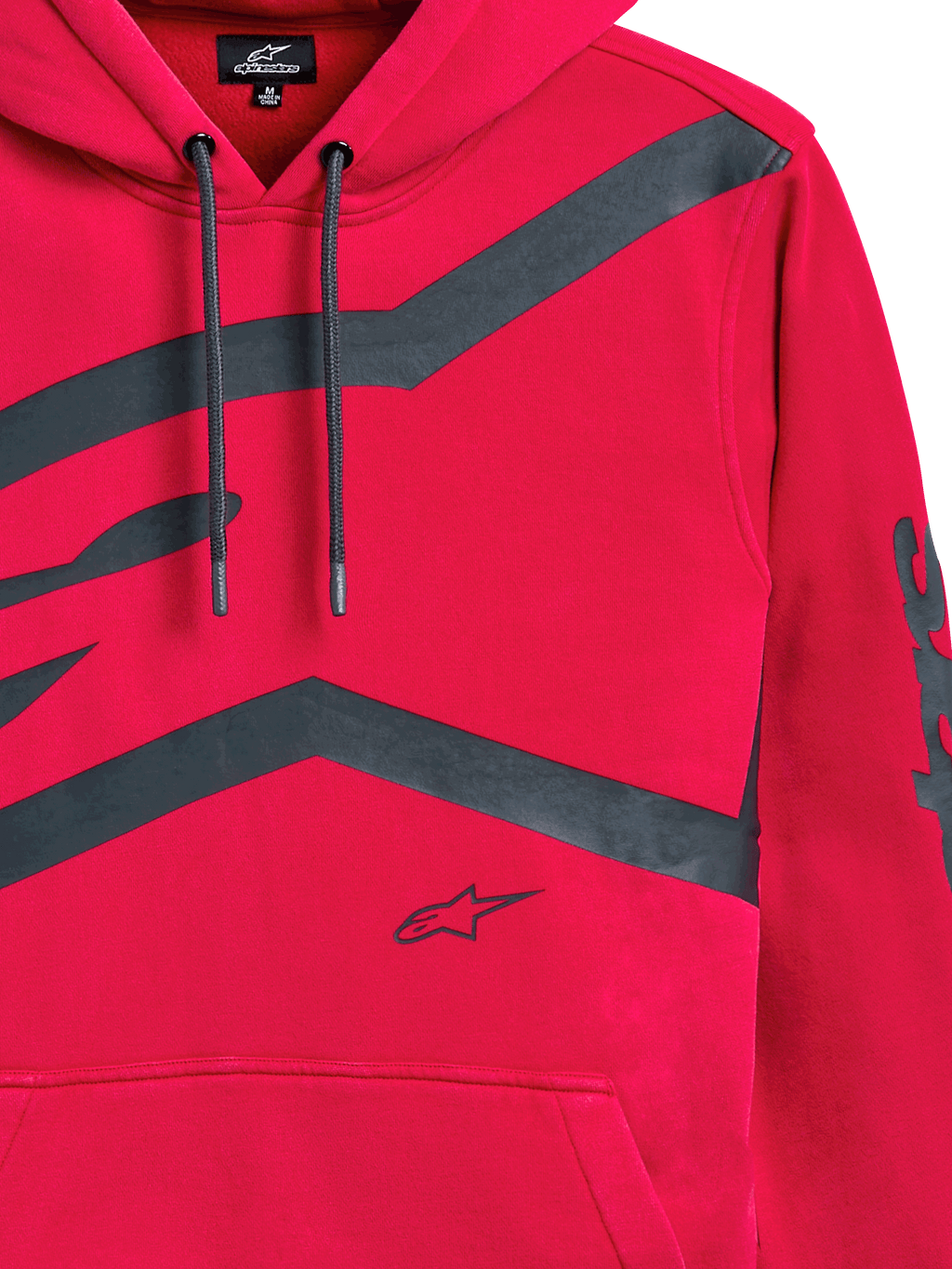 Sweat à capuche Alpinestars Unbound, rouge, gros plan sur la poitrine et la manche avec de grands logos graphiques gris foncé, capuche à cordon de serrage, poche kangourou, streetwear décontracté inspiré du sport automobile