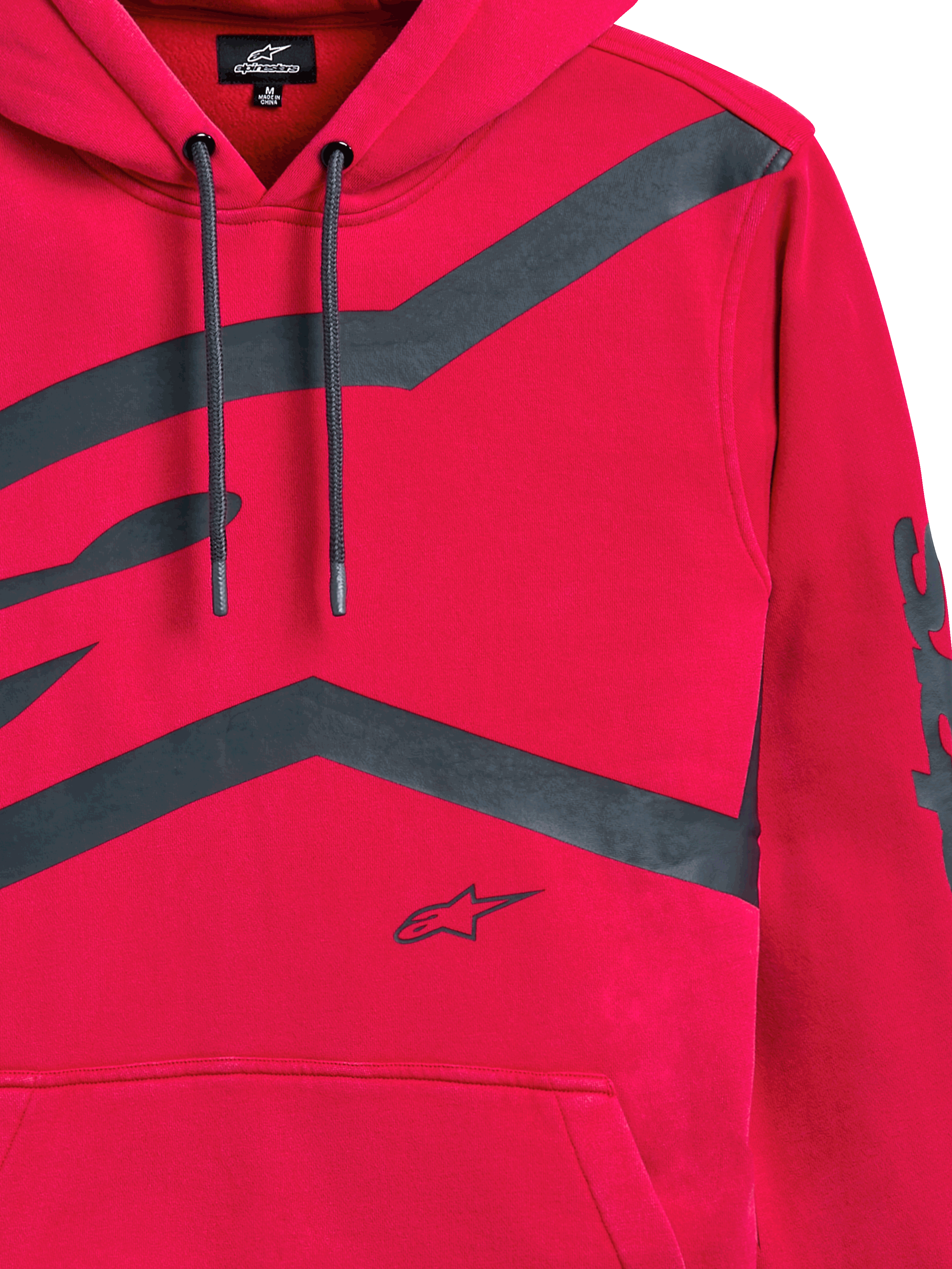 Sweat à capuche Alpinestars Unbound, rouge, gros plan sur la poitrine et la manche avec de grands logos graphiques gris foncé, capuche à cordon de serrage, poche kangourou, streetwear décontracté inspiré du sport automobile