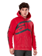Alpinestars Unbound Hoodie, sweat à capuche en polaire, rouge teint en vêtement, grand logo gris sur la poitrine, lettrage Alpinestars sur les manches, poche kangourou et capuche à cordon de serrage, streetwear décontracté inspiré du sport automobile