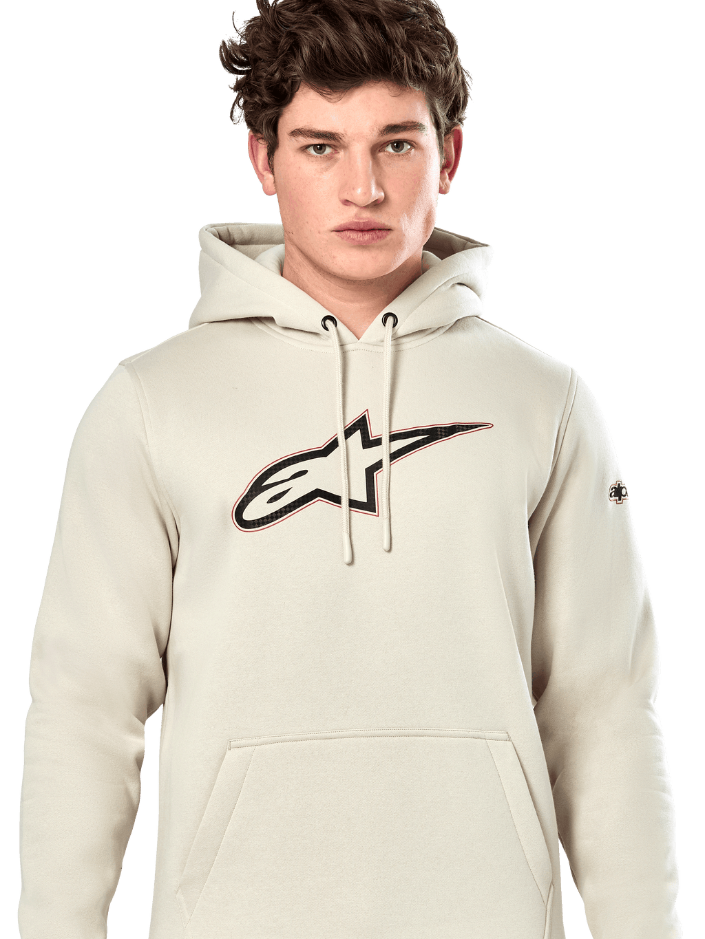 Sweat à capuche Alpinestars Insignia, sweatshirt décontracté à enfiler, blanc cassé avec logo aspect fibre de carbone sur la poitrine, détails de contour rouge, capuche à cordon de serrage et poche kangourou, porté par un mannequin, design inspiré du sport automobile