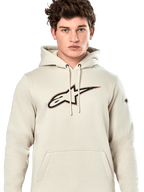 Sweat à capuche Alpinestars Insignia, sweatshirt décontracté à enfiler, blanc cassé avec logo aspect fibre de carbone sur la poitrine, détails de contour rouge, capuche à cordon de serrage et poche kangourou, porté par un mannequin, design inspiré du sport automobile