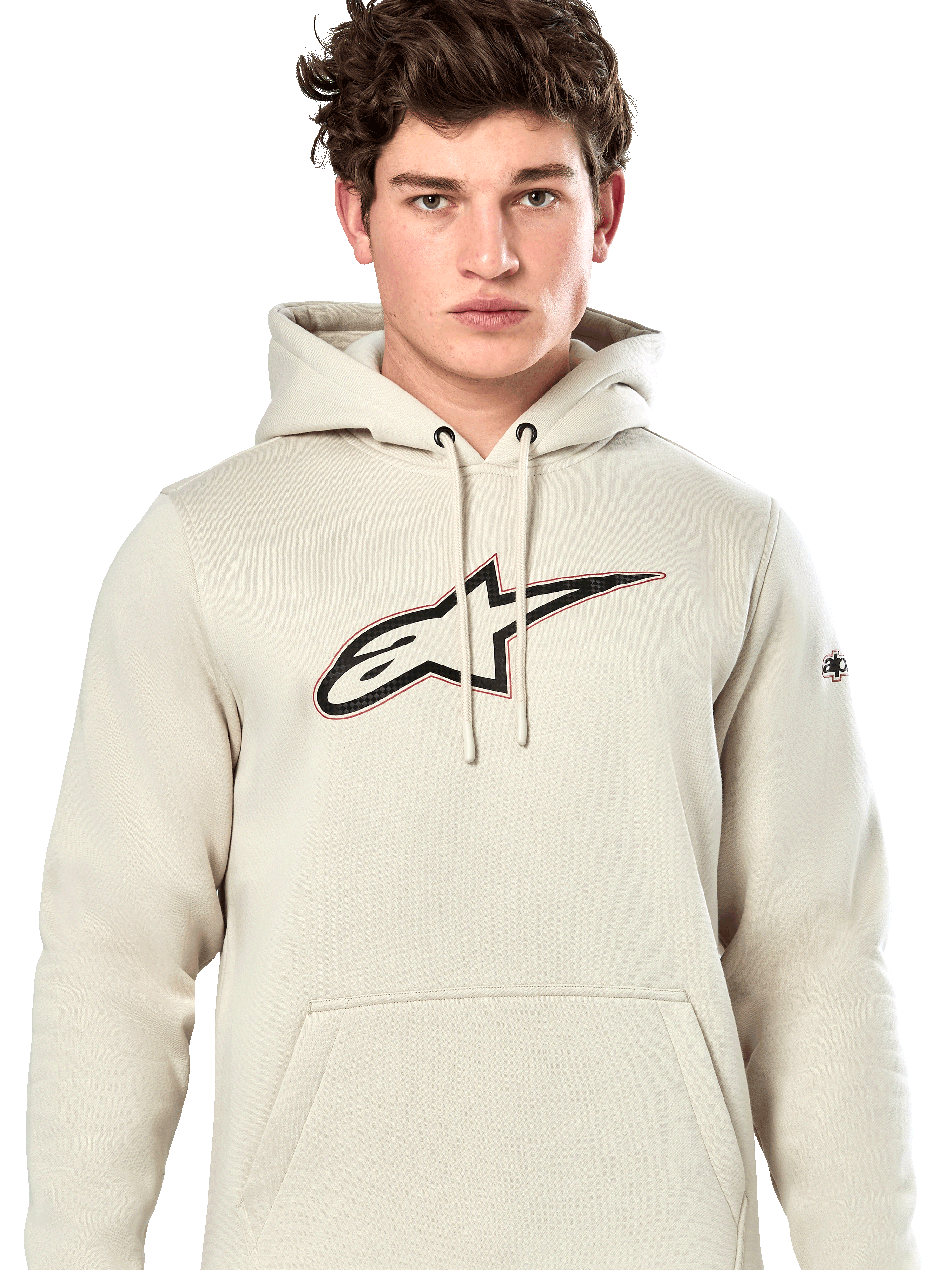 Sweat à capuche Alpinestars Insignia, sweatshirt décontracté à enfiler, blanc cassé avec logo aspect fibre de carbone sur la poitrine, détails de contour rouge, capuche à cordon de serrage et poche kangourou, porté par un mannequin, design inspiré du sport automobile