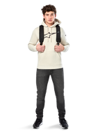 Sweat à capuche Insignia Alpinestars, streetwear décontracté, pull en polaire blanc cassé, logo aspect fibre de carbone avec contour rouge, capuche à cordon de serrage, poche kangourou, porté par un mannequin avec un sac à dos noir et un jean gris foncé
