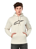 Hoodie Insignia d'Alpinestars, sweat à capuche en polaire blanc cassé, mannequin homme portant le sweat avec un grand logo Alpinestars aspect fibre de carbone et contour rouge sur la poitrine, poche kangourou, capuche à cordon de serrage, style streetwear décontracté inspiré du sport automobile