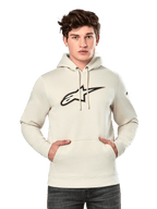 Hoodie Insignia d'Alpinestars, sweat à capuche en polaire blanc cassé, mannequin homme portant le sweat avec un grand logo Alpinestars aspect fibre de carbone et contour rouge sur la poitrine, poche kangourou, capuche à cordon de serrage, style streetwear décontracté inspiré du sport automobile
