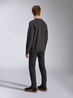 Alpinestars Positive Crew, sweatshirt noir, vue de dos sur mannequin, streetwear décontracté d'inspiration sport automobile, avec bord-côte aux poignets et à l'ourlet.