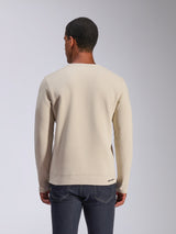 Alpinestars Positive Crew, sweat-shirt à col rond blanc cassé, vue arrière, streetwear décontracté inspiré du sport automobile, bord-côte aux poignets et à l'ourlet, avec un petit logo Alpinestars sur l'ourlet arrière