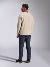 Alpinestars Positive Crew, sweatshirt à col rond blanc cassé, vue de dos sur mannequin, associé à un jean en denim foncé et des baskets noires, streetwear décontracté style motorsport, avec poignets et ourlet côtelés