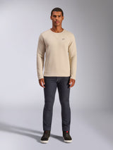 Alpinestars Positive Crew, sweatshirt à col rond blanc cassé, petit logo noir sur la poitrine, poignets et ourlet en bord-côte, surpiqûres en triangle au col, streetwear décontracté porté avec un jean foncé