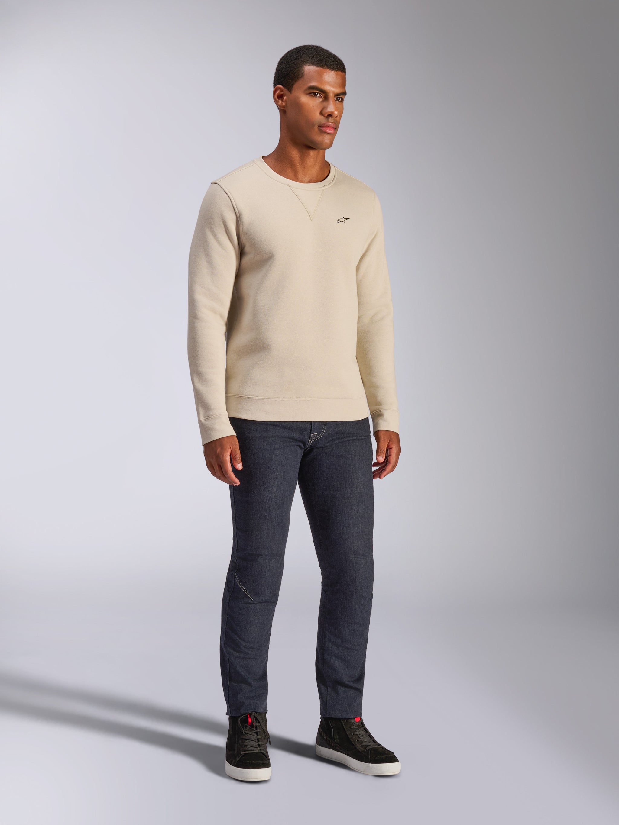 Alpinestars Positive Crew, sweatshirt à col rond, blanc cassé, style streetwear décontracté, avec petit logo A-star noir sur la poitrine, col côtelé avec couture en V, manches longues, design moderne inspiré du sport automobile