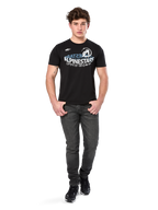 T-shirt Alpinestars Semicircle CSF, t-shirt à manches courtes, noir, graphique incurvé blanc et bleu clair sur la poitrine, porté par un mannequin avec un jean gris foncé et des baskets noires, streetwear motorsport décontracté