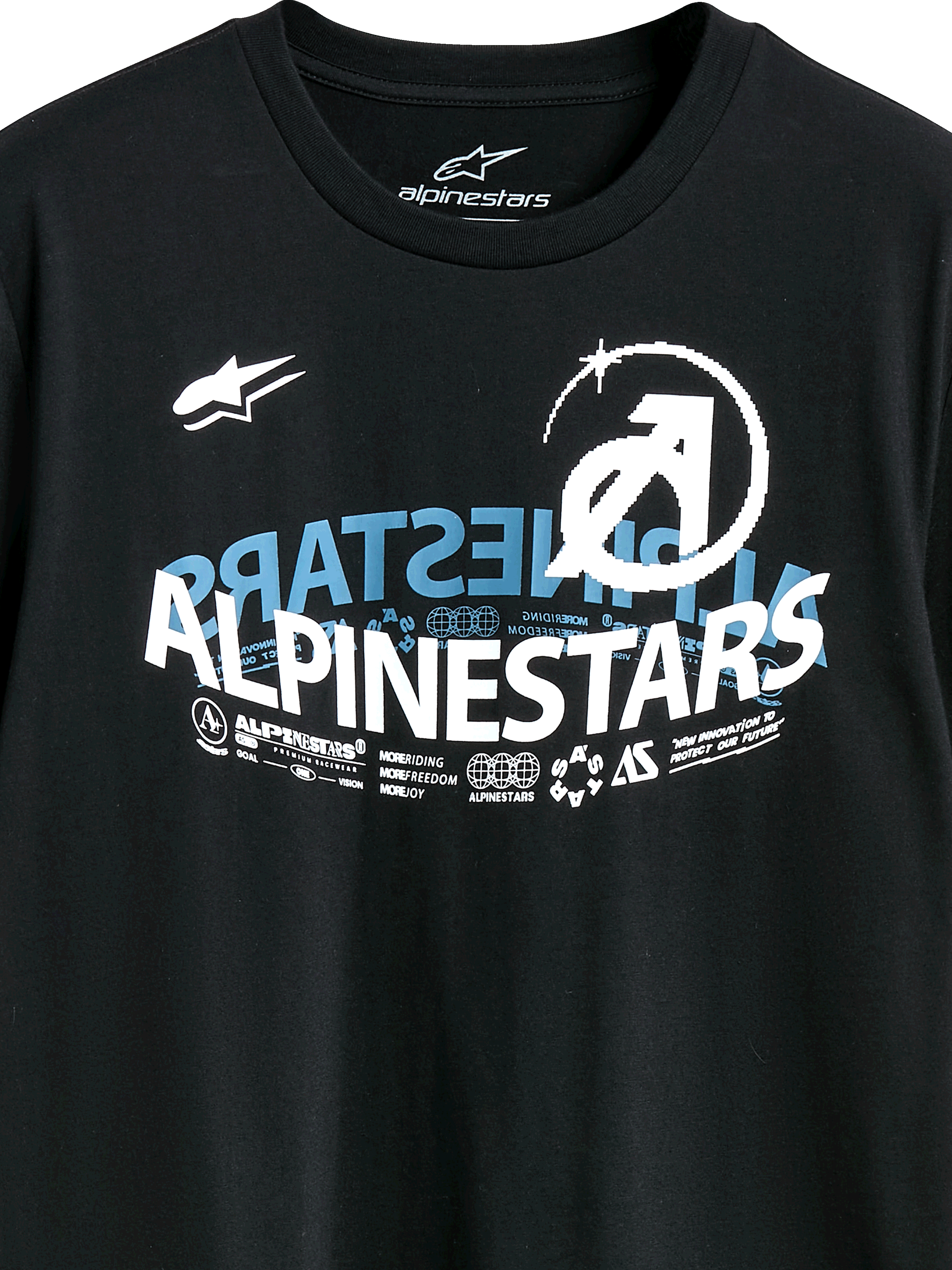 T-shirt Alpinestars Semicircle CSF, t-shirt à manches courtes, noir, avec un graphique Alpinestars incurvé complexe blanc et bleu, icônes techniques et slogans, streetwear motorsport décontracté
