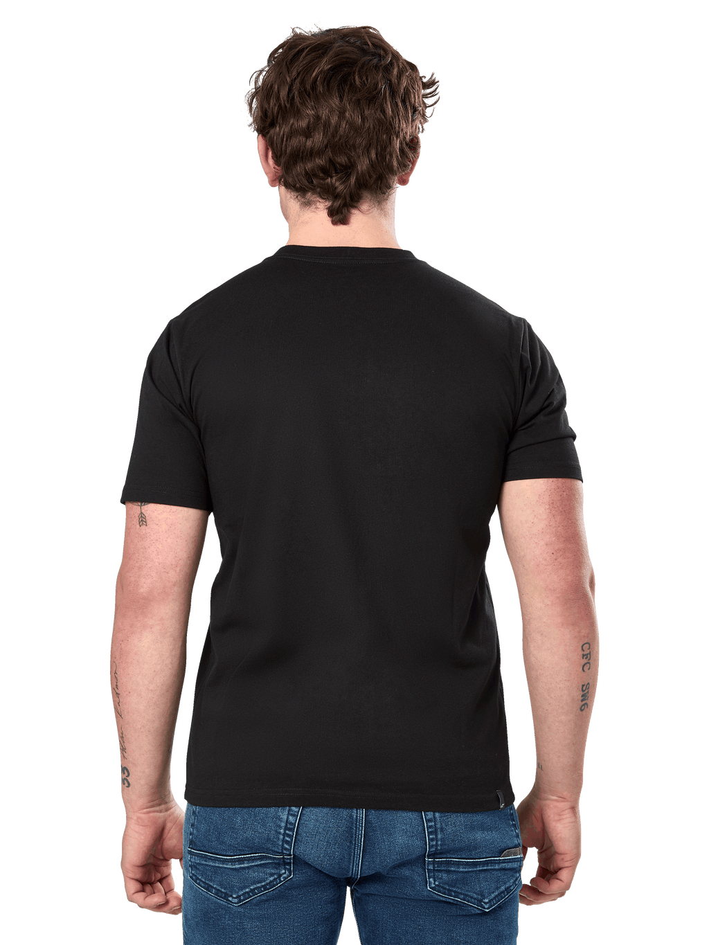 T-shirt Alpinestars Cereal CSF, manches courtes, noir, vue de dos, porté avec un jean bleu, streetwear décontracté inspiré du sport automobile