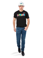 Modèle masculin portant le t-shirt Alpinestars Cereal CSF, t-shirt noir à manches courtes avec logo ASTARS géométrique coloré, associé à un jean bleu et une casquette blanche, style streetwear décontracté inspiré du sport automobile.