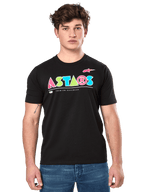 T-shirt Alpinestars Cereal CSF, t-shirt noir à manches courtes porté par un mannequin homme, logo géométrique ASTARS multicolore avec inscription Premium Racewear, streetwear motorsport décontracté