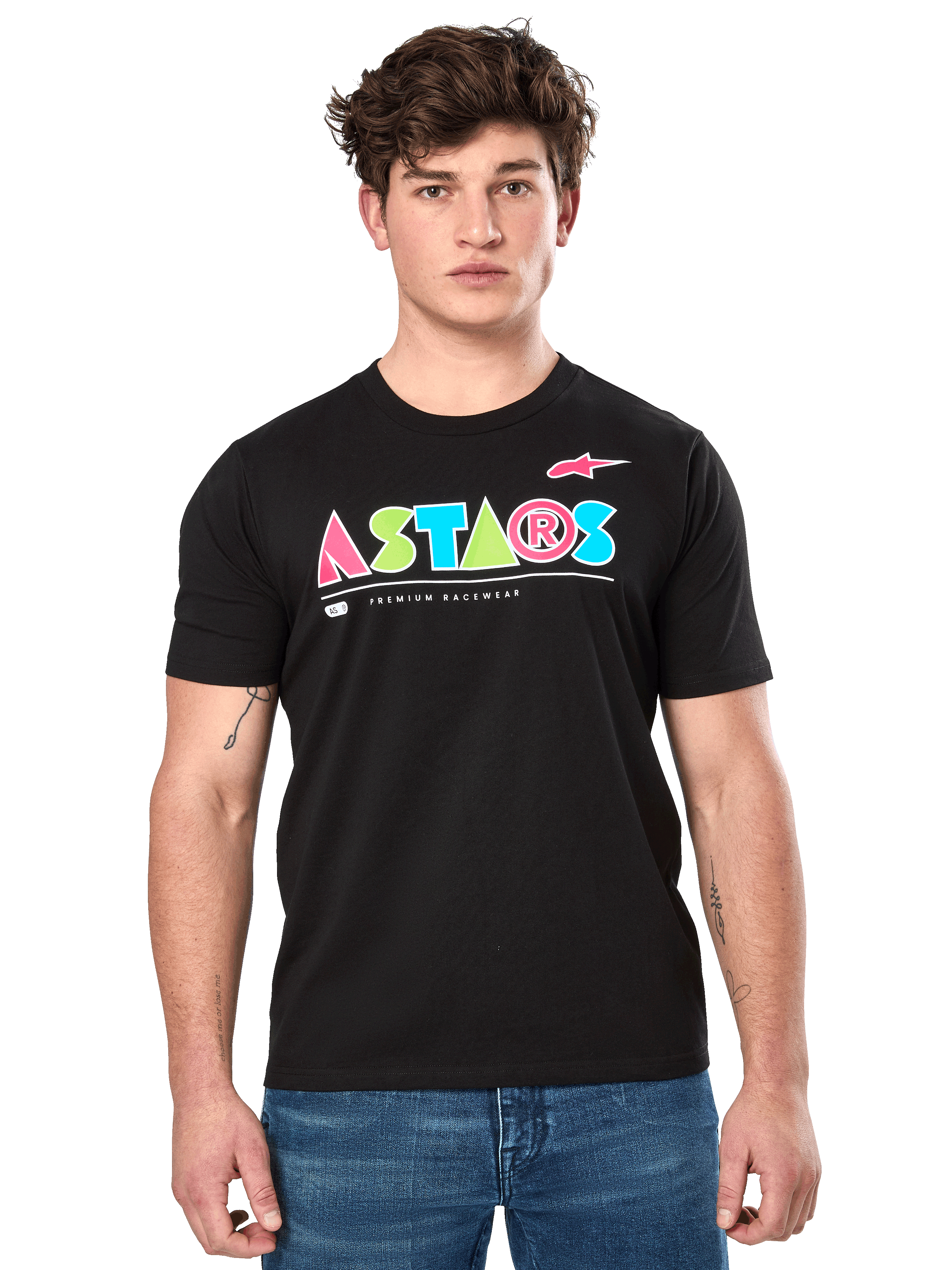 T-shirt Alpinestars Cereal CSF, t-shirt noir à manches courtes porté par un mannequin homme, logo géométrique ASTARS multicolore avec inscription Premium Racewear, streetwear motorsport décontracté