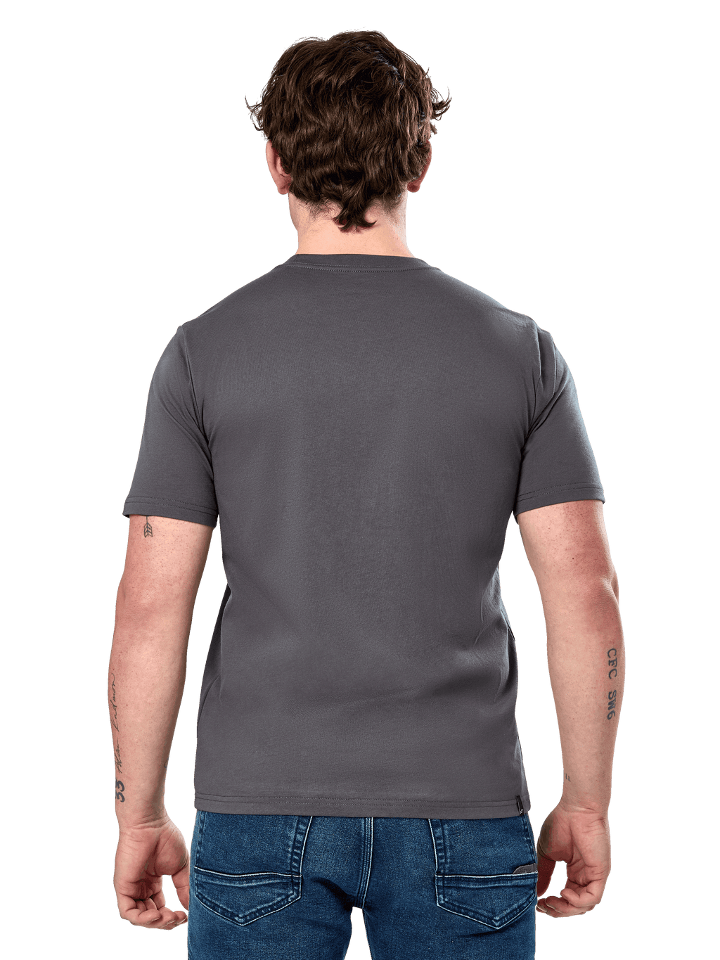 Alpinestars Cereal CSF Tee, t-shirt à manches courtes, gris anthracite, vue de dos, porté par un mannequin avec un jean bleu, streetwear décontracté inspiré des sports mécaniques
