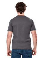 Alpinestars Cereal CSF Tee, t-shirt à manches courtes, gris anthracite, vue de dos, porté par un mannequin avec un jean bleu, streetwear décontracté inspiré des sports mécaniques