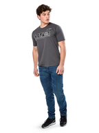 T-shirt Alpinestars Cereal CSF, T-shirt à manches courtes, anthracite, logo texte Astars géométrique blanc, streetwear décontracté style sport automobile porté avec un jean bleu et des baskets noires
