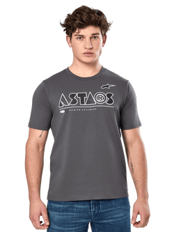 Alpinestars Cereal CSF Tee, t-shirt à manches courtes gris anthracite, porté par un mannequin homme avec un jean bleu, logo géométrique ASTARS blanc et inscription « Premium Racewear », vêtement lifestyle décontracté inspiré du sport automobile